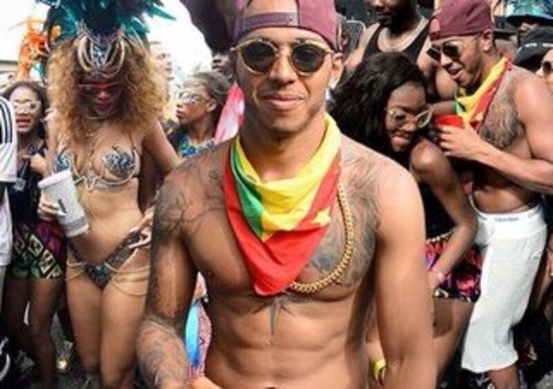 Il poleman di oggi, Lewis Hamilton, trascorre i weekend senza Gp in giro per il mondo, tra un party e l'altro
