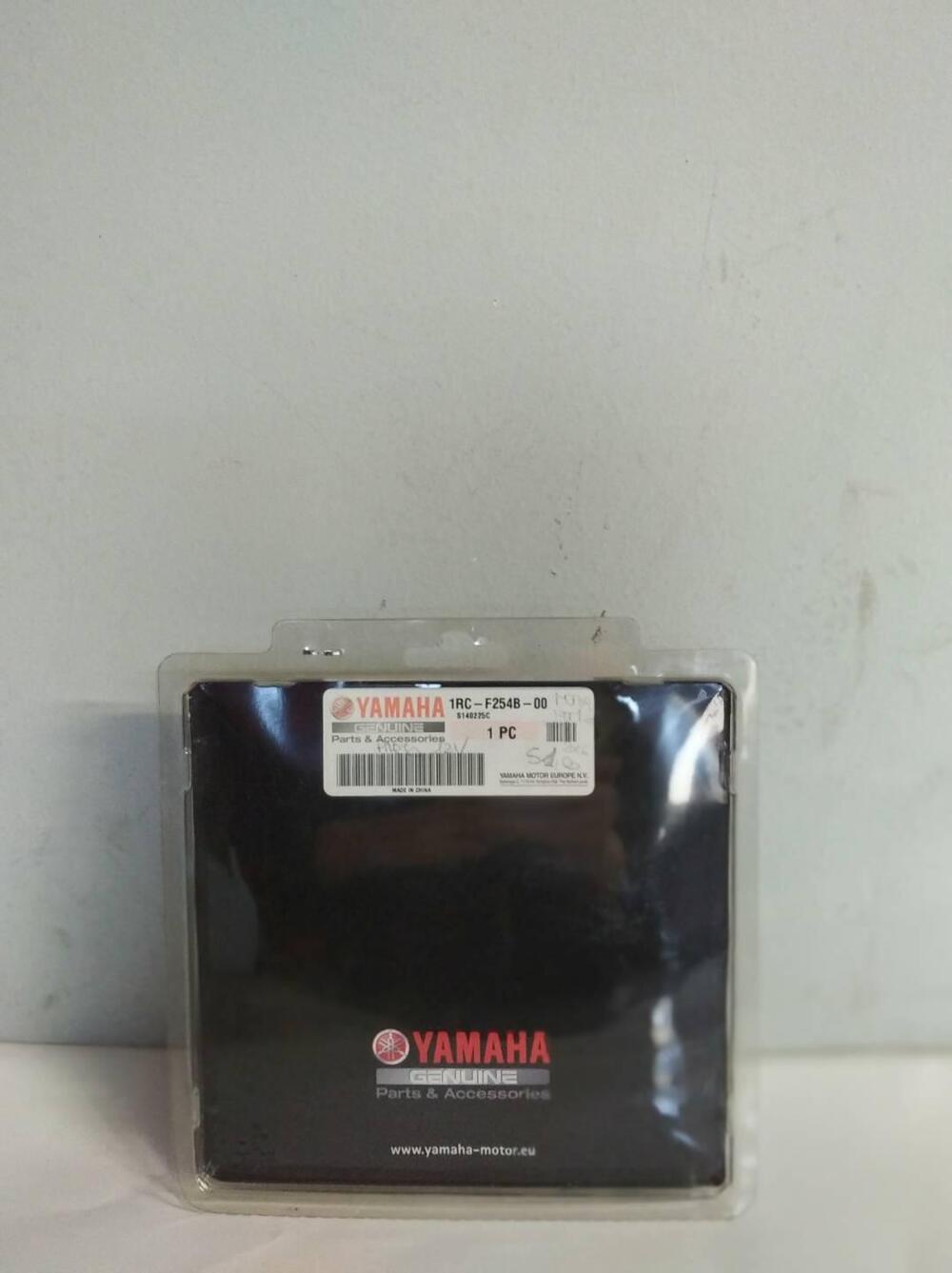 PRESA 12 V YAMAHA (2)