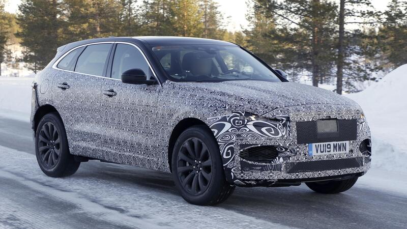 Jaguar F-Pace, foto spia del Facelift (anche SVR)