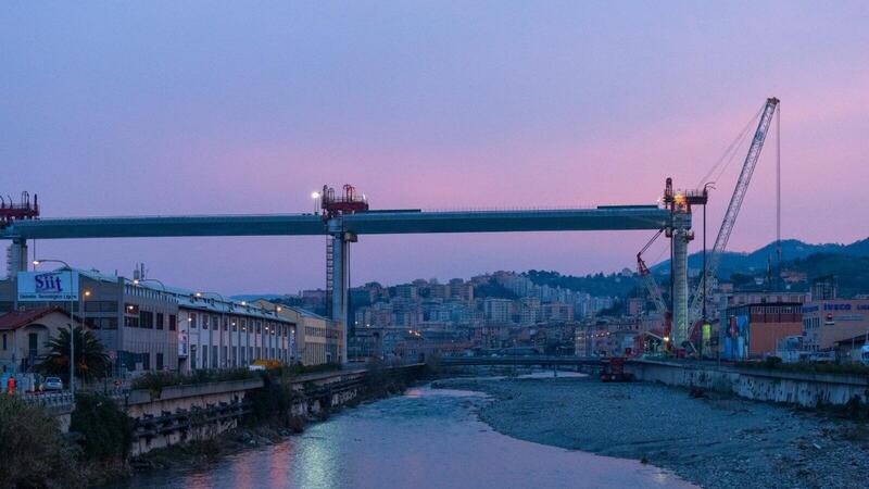 Ponte Morandi: sollevata la seconda campata a norma di Coronavirus