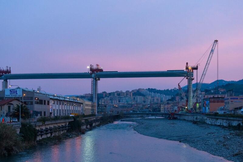 Ponte Morandi: sollevata la seconda campata a norma di Coronavirus