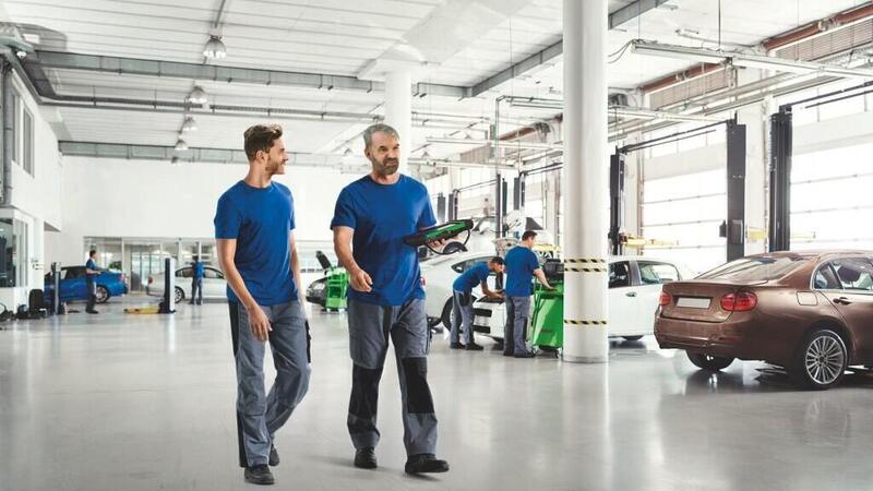 Auto officine al lavoro anche con il Covid-19 (senza mascherine): le auto in Italia si possono ancora usare e riparare