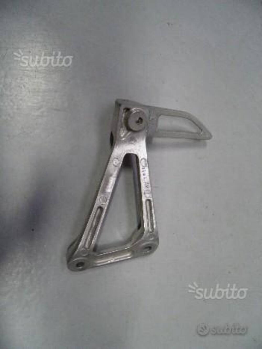 SUPPORTO POGGIAPIEDI POST. USATA HONDA CB 500 F (2)