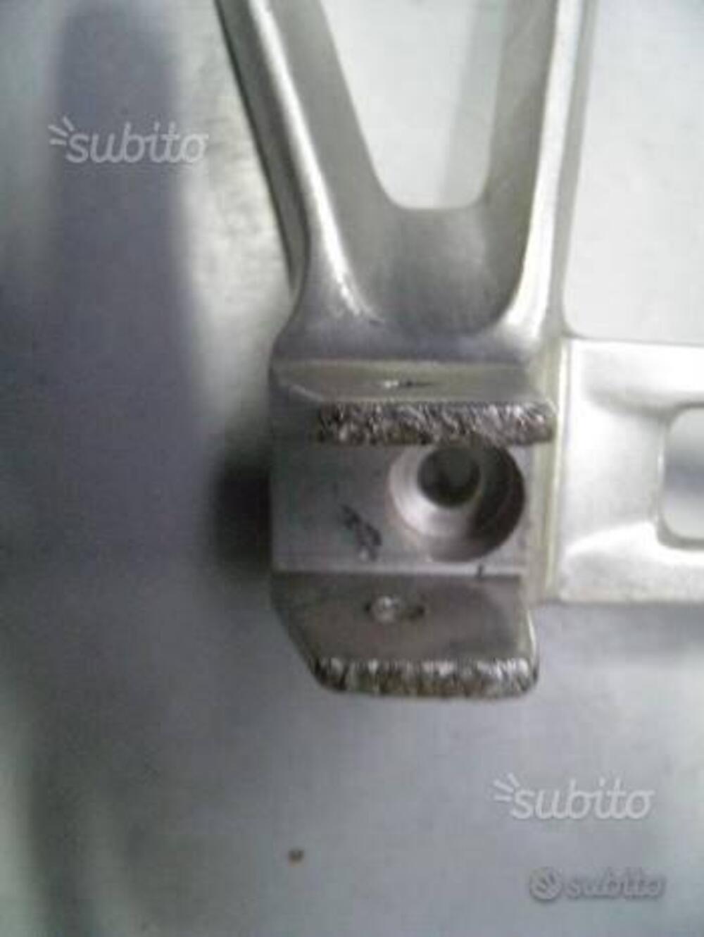 SUPPORTO POGGIAPIEDI POST. USATA HONDA CB 500 F (3)