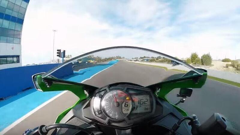 Kawasaki Ninja ZX-25R: in pista con Jonathan Rea (Video)