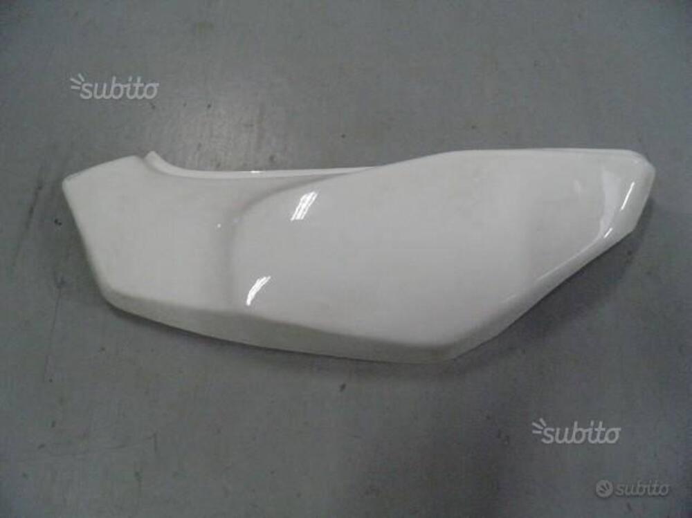 FIANCATINA SINISTRA PER APRILIA. CODICE AP8230364.