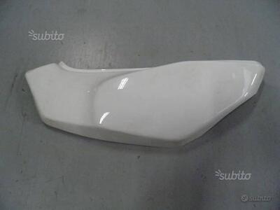 FIANCATINA SINISTRA PER APRILIA. CODICE AP8230364.