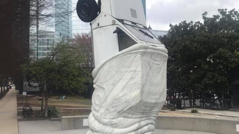 Sculture strane ne abbiamo? Ecco l&rsquo;Autoeater americano che si mangia la Fiat Panda ad Atlanta [foto]