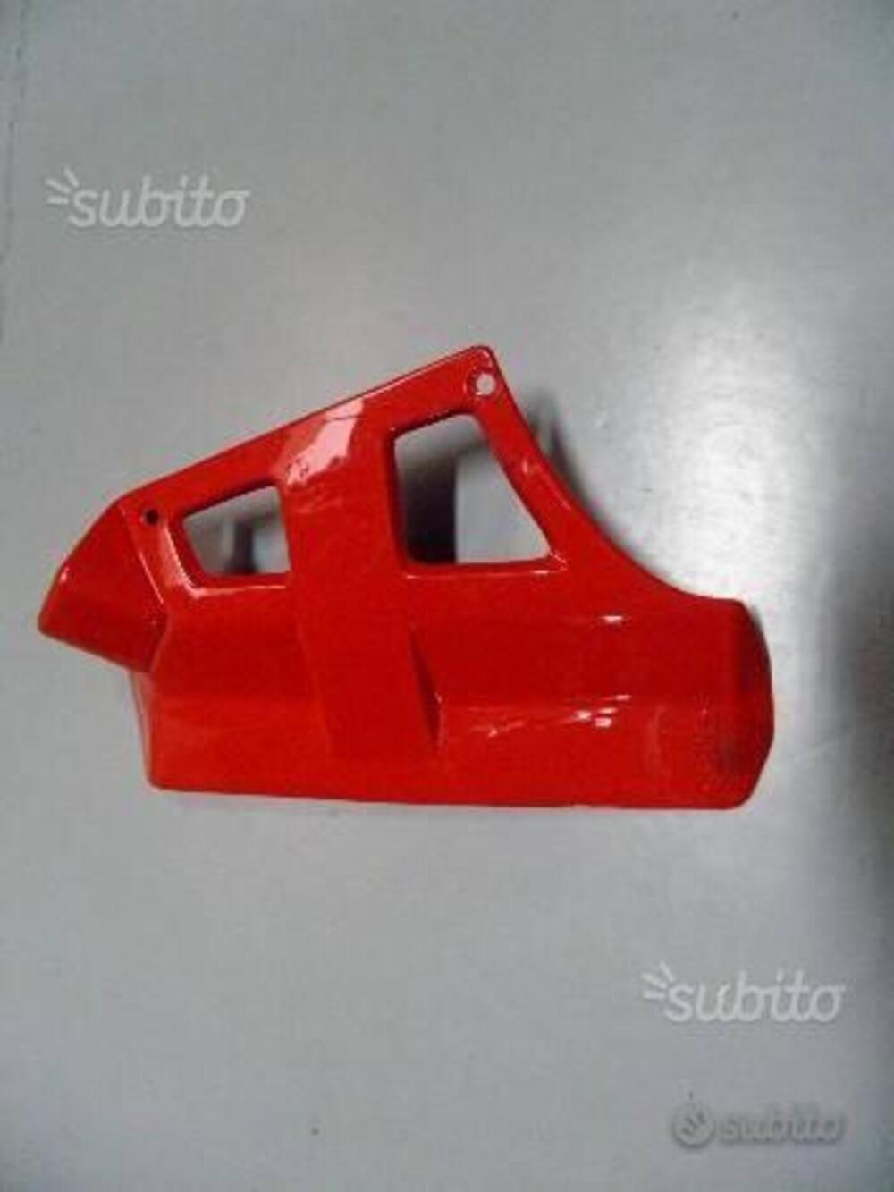 FIANCATINA SX ROSSA PER APRILIA. CODICE AP8130223