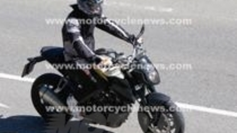 KTM Super Duke 1290: forcellone monobraccio e scarico basso