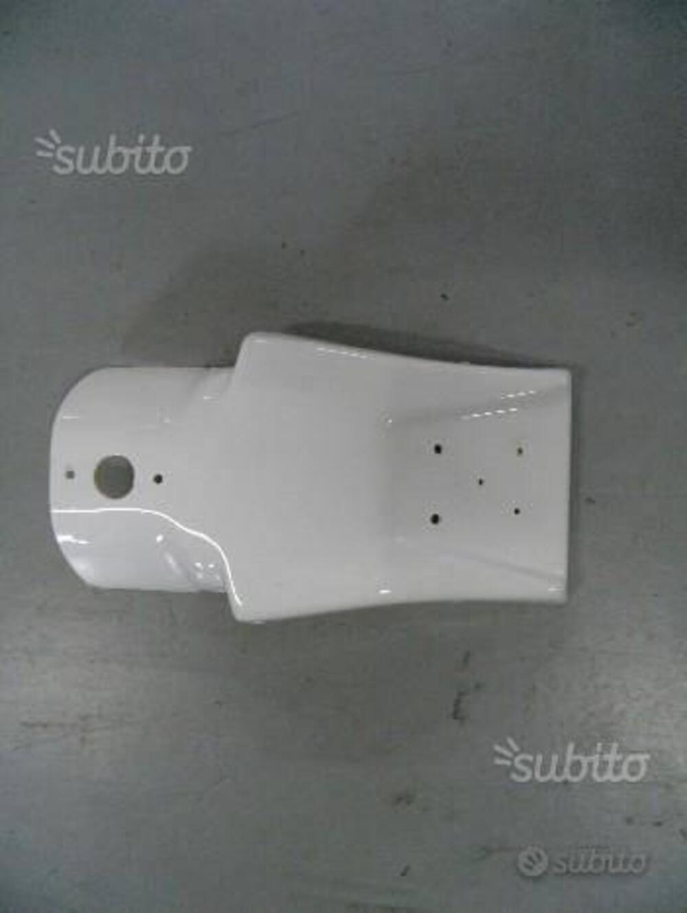 PARAFANGO POSTERIORE APRILIA. CODICE AP8126038.