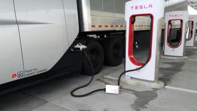 Tesla Truck sorpreso in fase di ricarica al &quot;Supercharger&quot;: fa IMPRESSIONE!