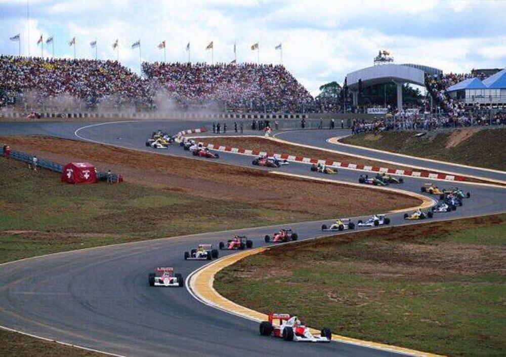 Le prime curve del GP Brasile F1 &#039;90: 26 monoposto di cui tre si erano gi&agrave; toccate in frenata