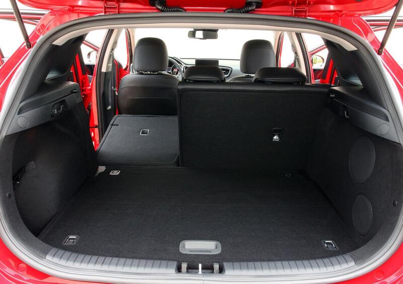 Kia Ceed (2018-->>) (19)