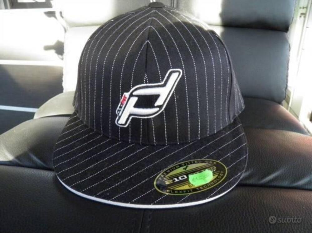 CAPPELLINO POD NERO CON CUCITURE BIANCHE.