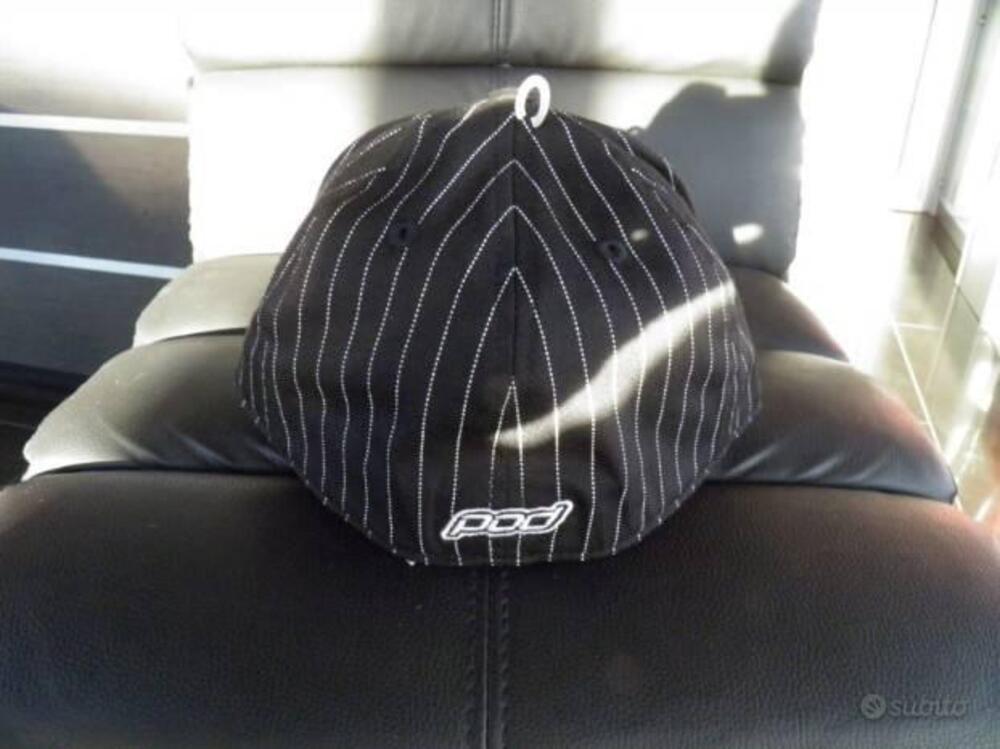 CAPPELLINO POD NERO CON CUCITURE BIANCHE. (2)