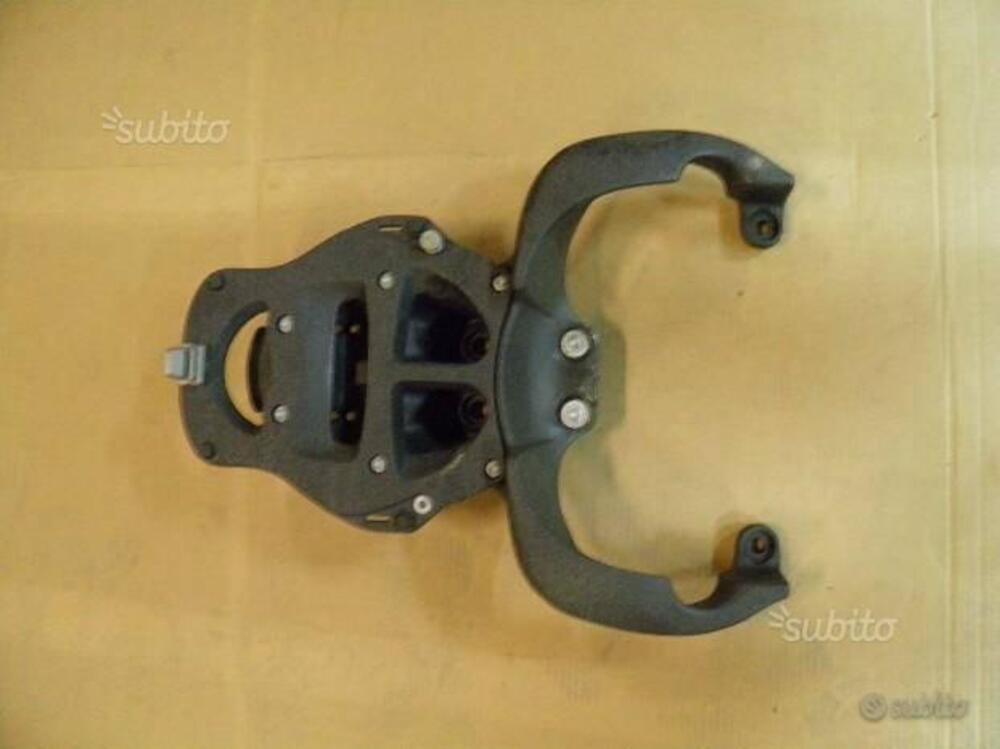 MANIGLIONE SUPPORTO BAULETTO APRILIA SCARABEO