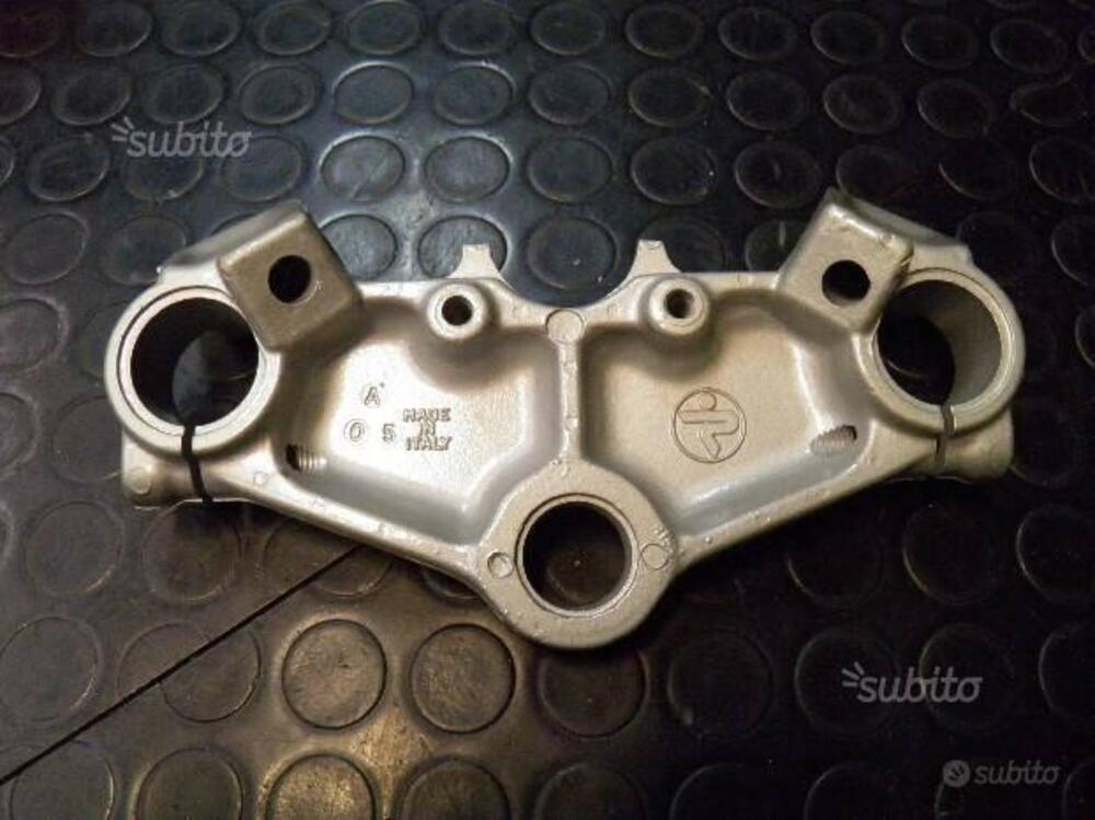 PIASTRA SUP. FORCELLA APRILIA AF 1 50 AP8203360 (2)