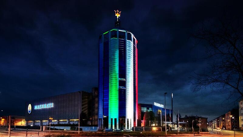 Maserati, la Torre di Modena si illumina con i colori della bandiera italiana