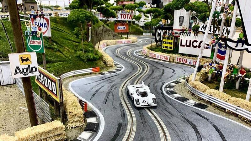 Niente gare vere? Si compete con le mini piste: Slot Mods Detroit tiene testa alla mitica Polistil