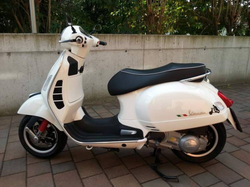 Vespa GTS 300 Super (2008 - 16) (2)