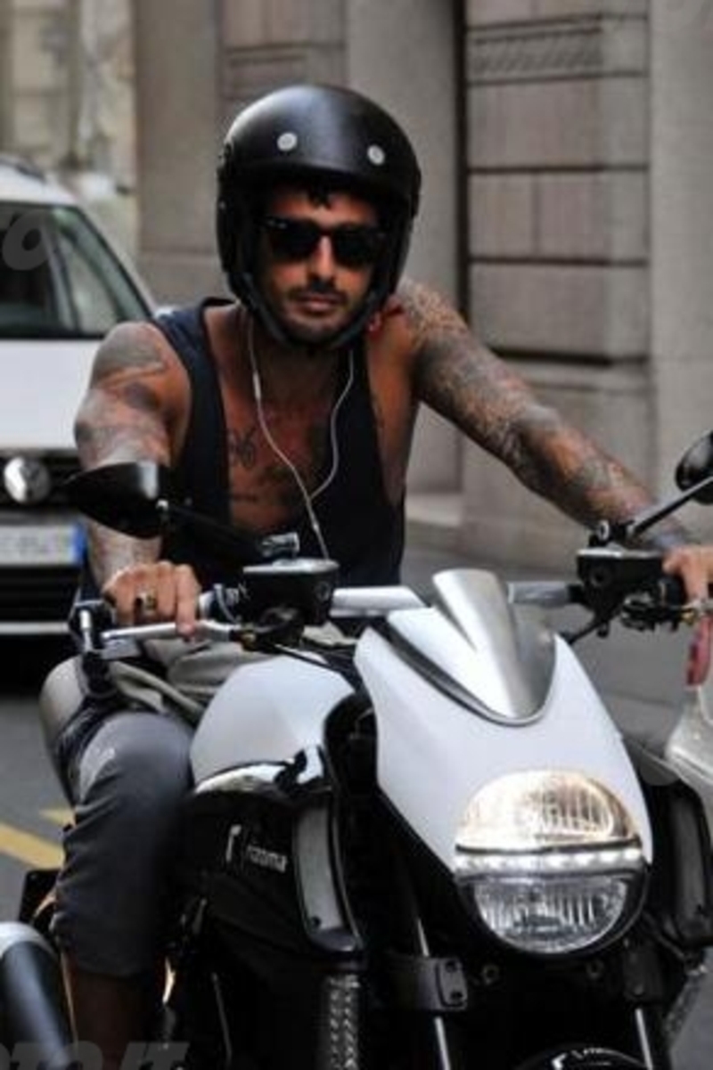 Fabrizio Corona in sella alla sua nuova moto