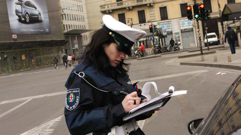 Le nuove multe per il blocco Covid-19 anche dalla polizia municipale: come fermano auto e moto i vigili urbani