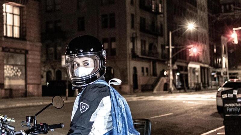 New York: la guerra al Coronavirus si combatte anche in moto