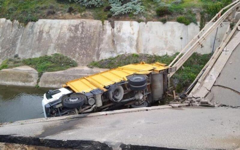 Crolla ponte in Sardegna: cade un camion, nessun ferito [FOTO]