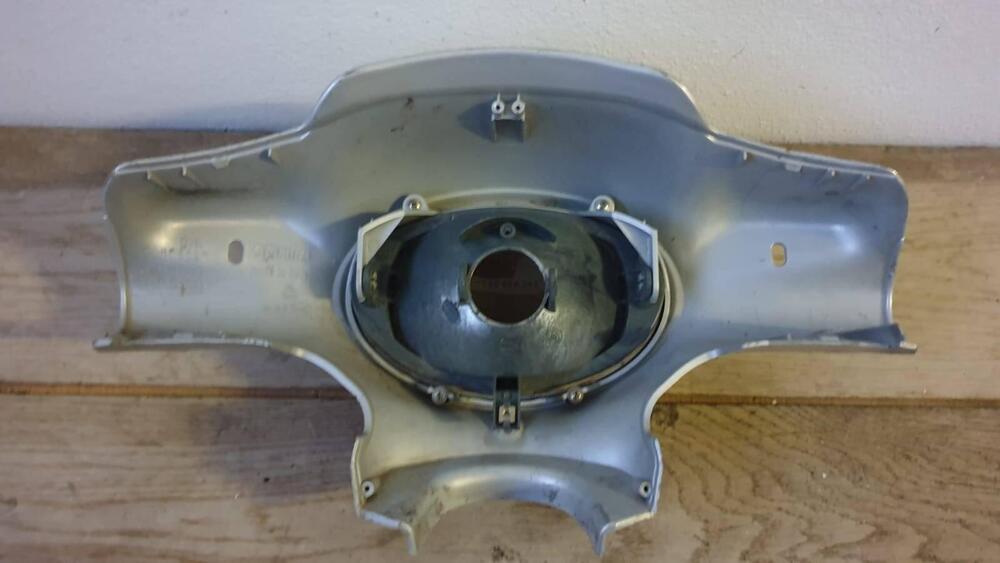 Coperchio est manubrio con fanale Scarabeo 50 SL Aprilia (2)