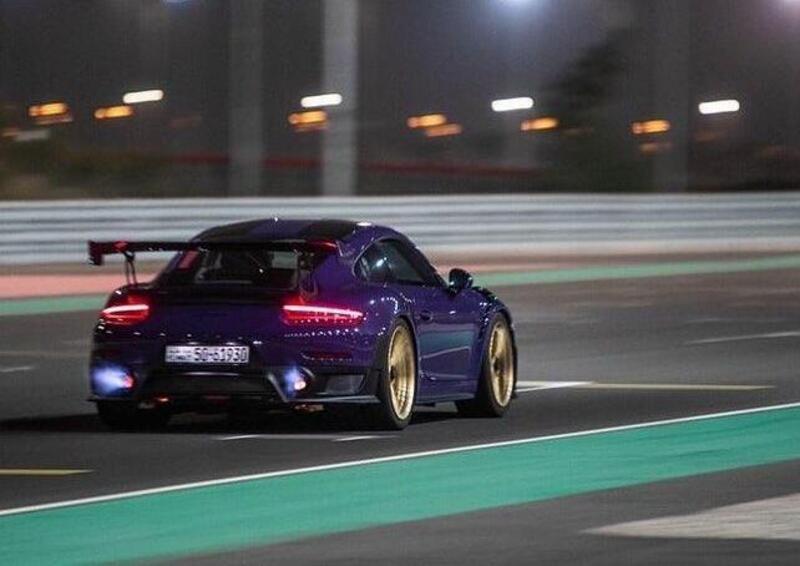 Porsche 911 GT2 RS Ultraviolet in Kuwait, foto spettacolari