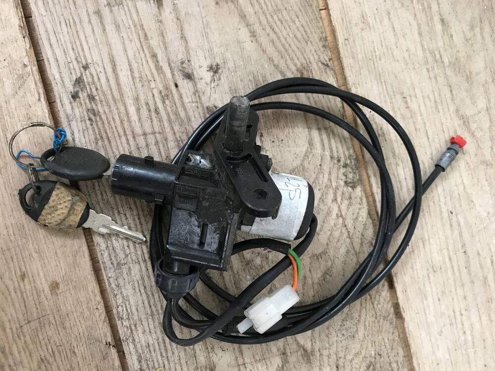 Interruttore chiavi Scarabeo 125 S.L Aprilia (2)