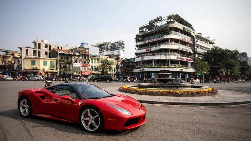 F1, il circuito di Hanoi percorso con una Ferrari 488 GTB