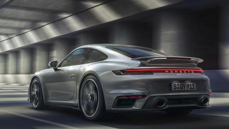 Porsche, premio di 9.700 euro ai dipendenti e invito a donare