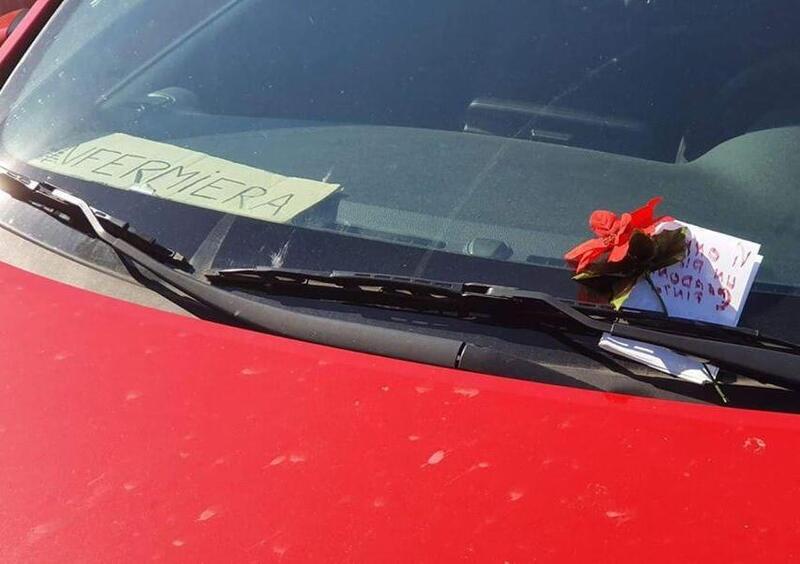 Infermiera trova un fiore al posto della multa