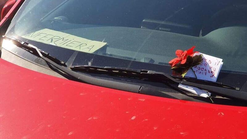 Infermiera trova un fiore al posto della multa