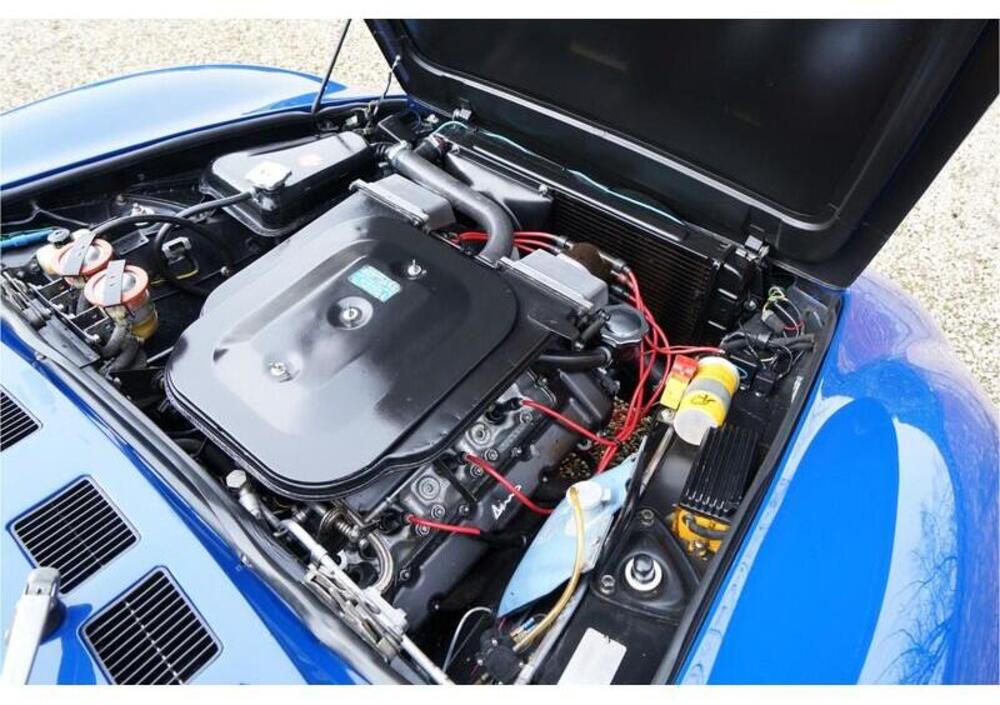 Apertura cofano Fiat, si legge Dino ma &egrave; Ferrari, V6