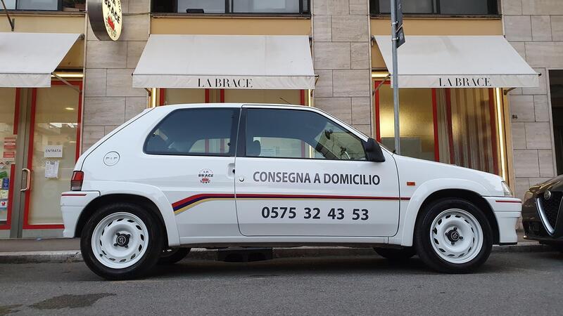 Consegna a domicilio con una Peugeot 106 Rallye: succede ad Arezzo