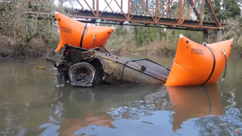 Ritrovamenti: Mustang 1973, Mazda RX-7 ed altre recuperate da un fiume [VIDEO]