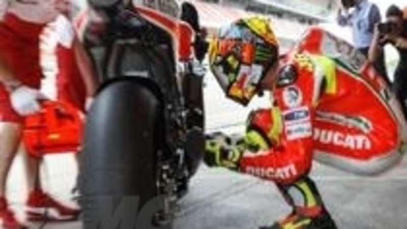 Test Barcellona. Valentino: &quot;Il forcellone in alluminio innesca troppo chattering&quot;