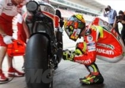 Test Barcellona. Valentino: Il forcellone in alluminio innesca troppo chattering