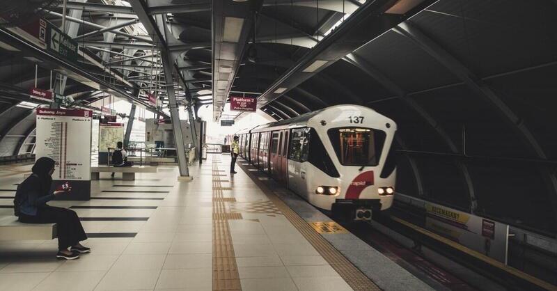 Fase2 Coronavirus, Eccola: sui mezzi pubblici (treni, aerei, bus e metropolitane) solo con dispositivi e senza febbre. NCC massimo per due