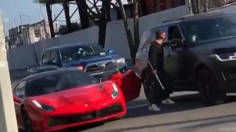 Ferrari 488 vs Range Rover: la sfida tra padroni finisce a mazzate sul parabrezza...