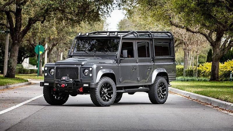 Tesla motorizza i fuoristrada puri inglesi: Land Rover Defender EV ordinabile ma dettagli consegna sconosciuti [video]