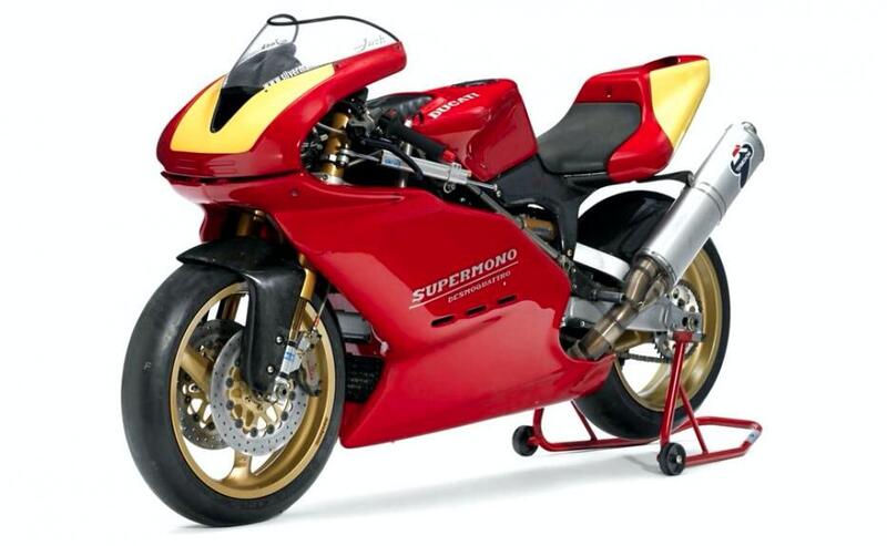 La Ducati Supermono, impostasi nel campionato 1993, abbinava a un&rsquo;estetica entusiasmante una tecnica allo stato dell&rsquo;arte. Il motore aveva una cilindrata di 549 cm3 (portata a 572 cm3 nella versione &ldquo;evoluzione&rdquo;, apparsa nel 1995) e naturalmente era dotato di distribuzione desmodromica bialbero a quattro valvole