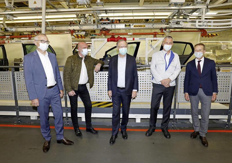 Volkswagen, riparte la produzione della Golf a Wolfsburg