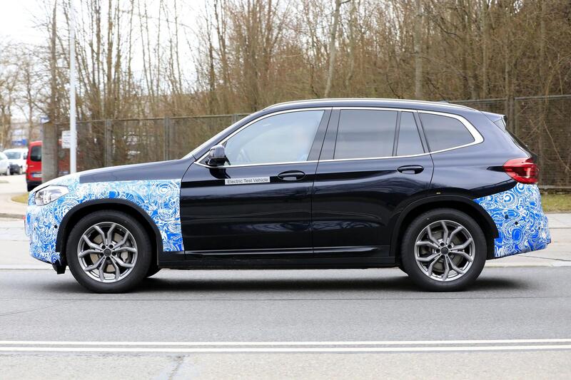 BMW iX3, dimensioni e forme molto simili alla X3