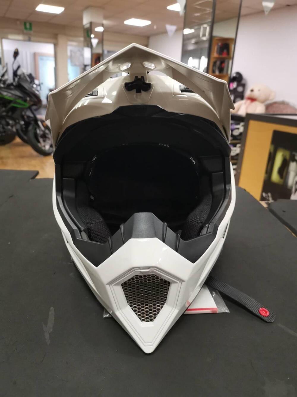 Casco Agv ax-8 solid white (4)