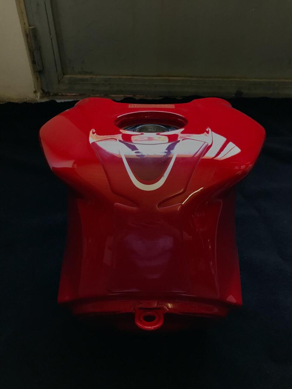 Serbatoio rosso MV F4 MV Agusta (3)