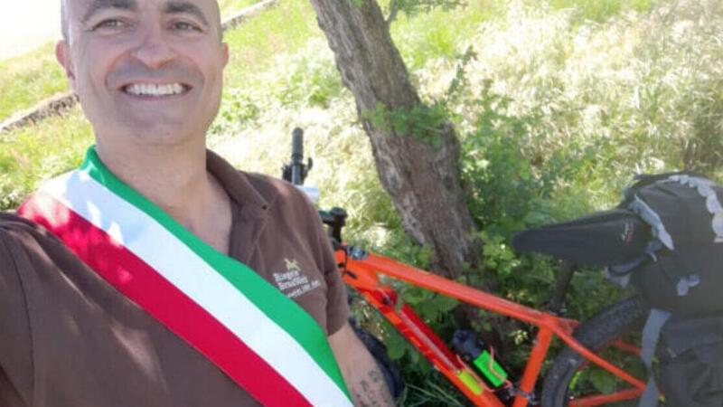 La storia del sindaco che va Roma in bici per protesta. &quot;Poi ritorno in moto&quot;